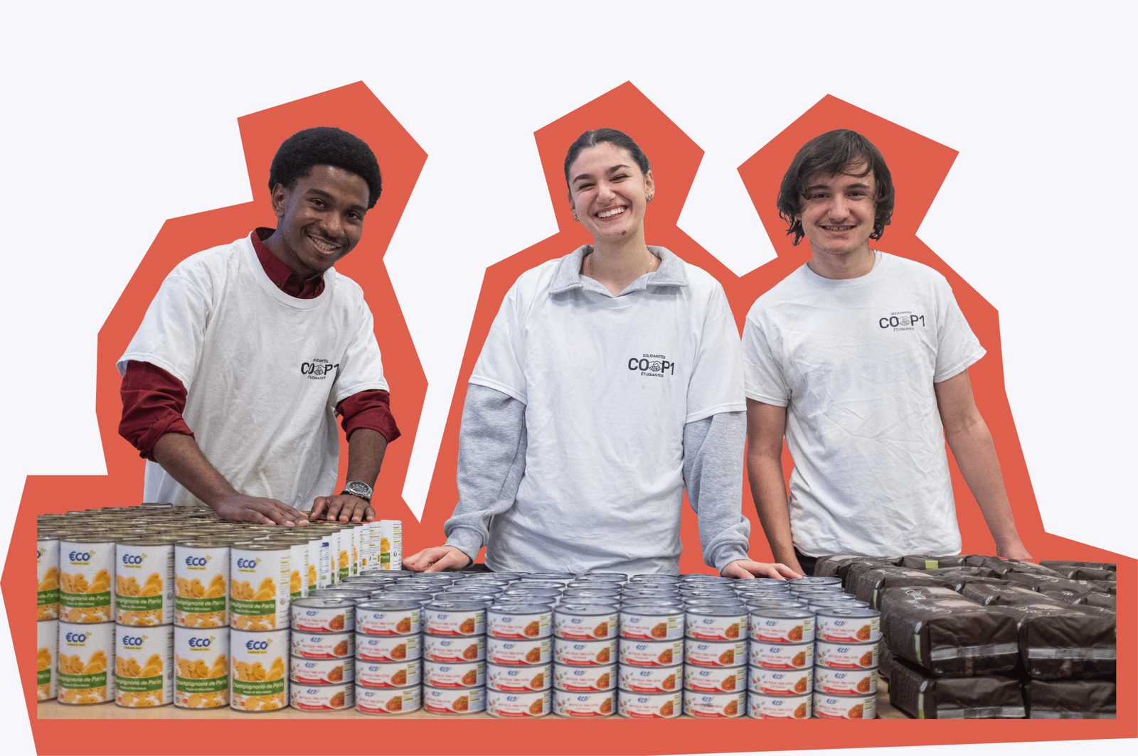 Trois bénévoles COP1 souriants devant des conserves alimentaires