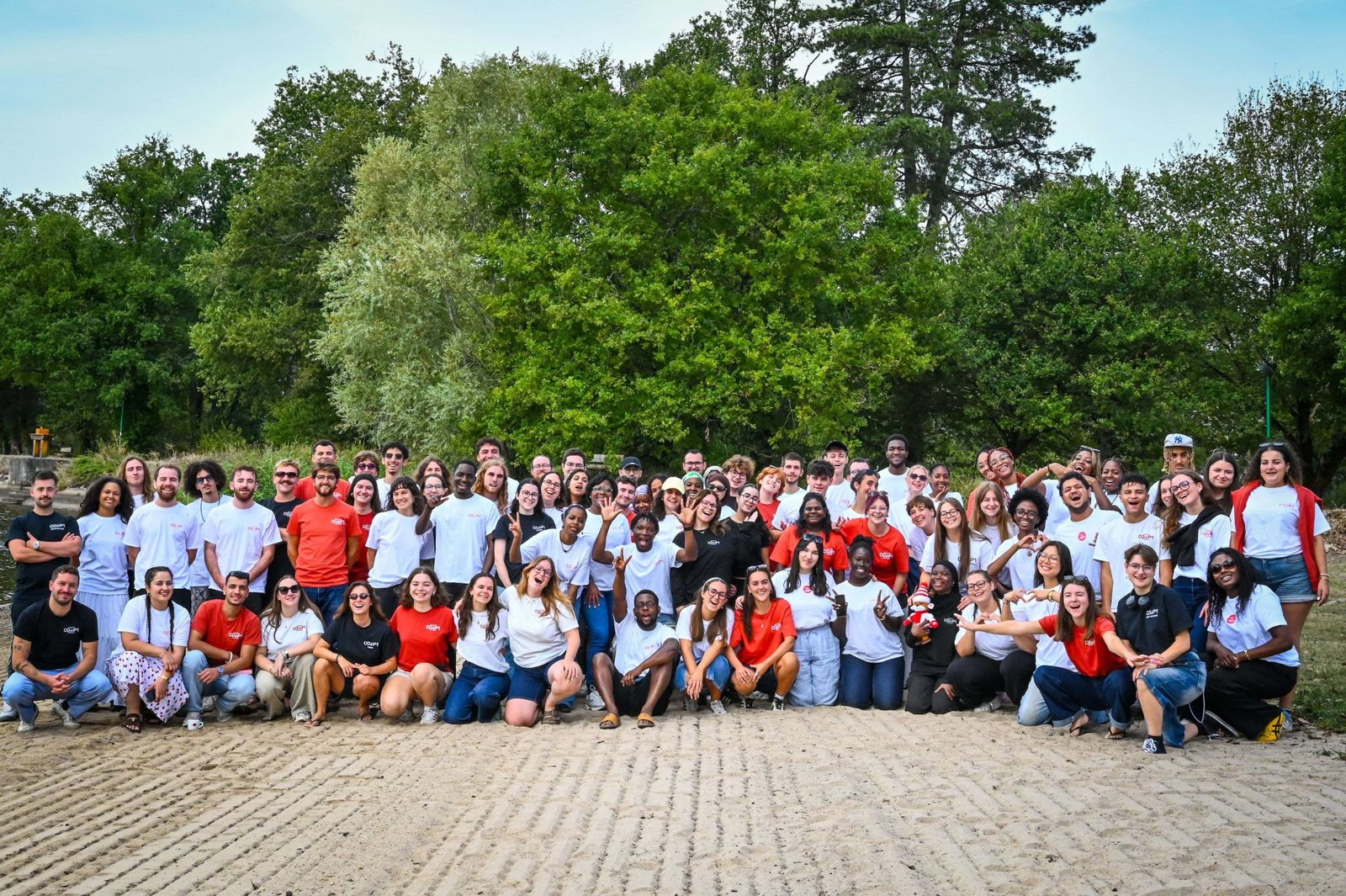 Grande photo de groupe des bénévoles COP1 en plein air