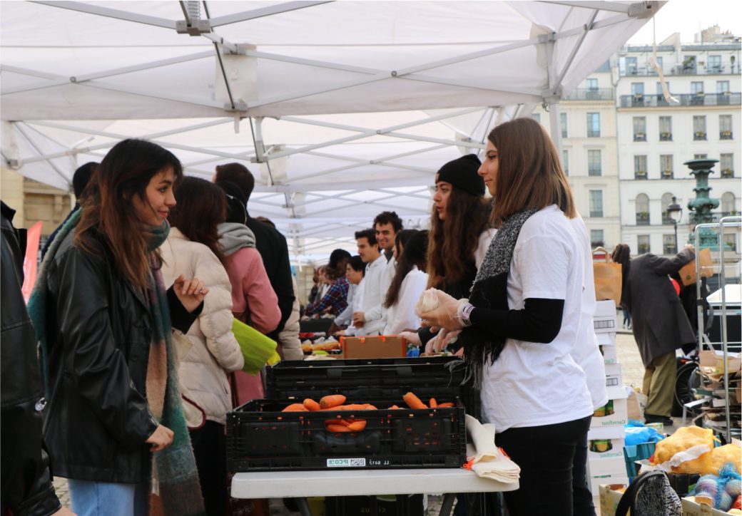 Distribution alimentaire COP1 sous un barnum, en plein Paris