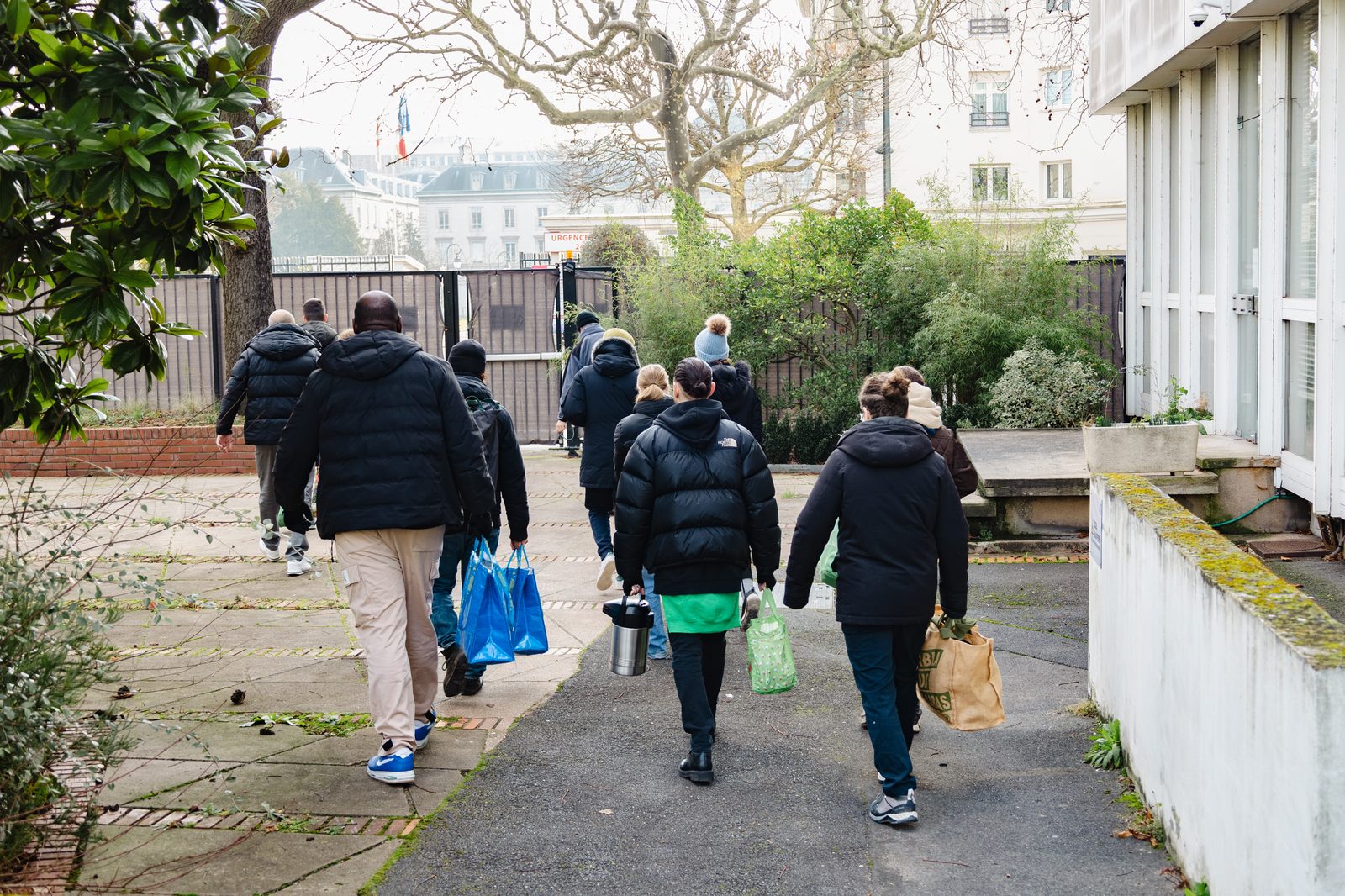 Bénévoles Dans Ma Rue partant en maraude avec des sacs de dons