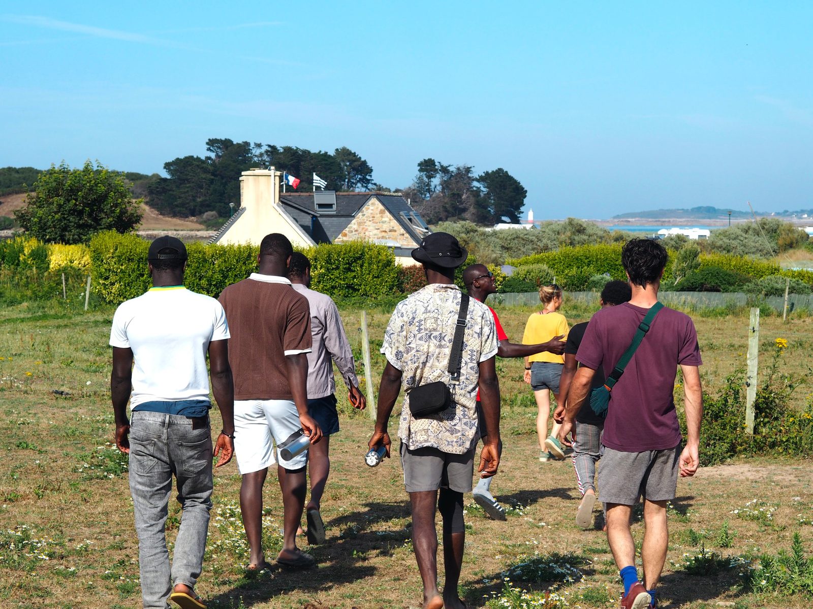 Jeunes accompagnés par La Casa en sortie à la campagne, au bord de la mer