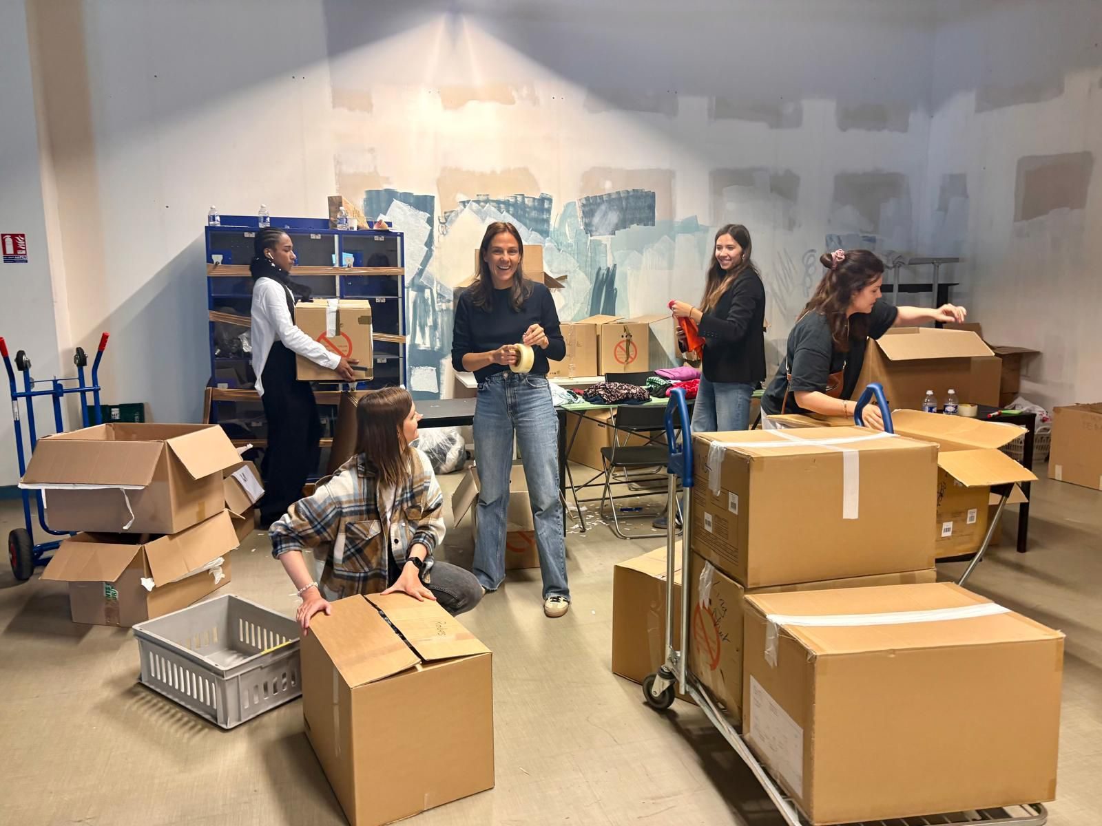 Bénévoles MaMaMa préparant des cartons de dons