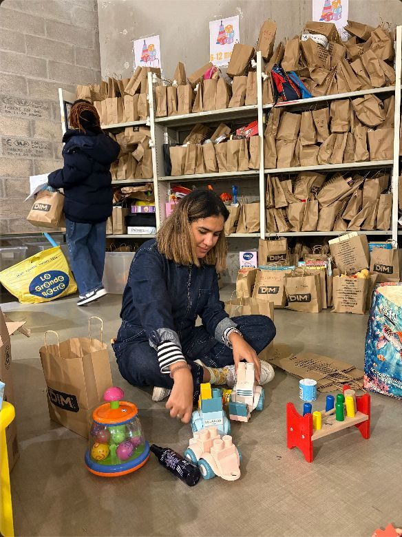 Bénévole MaMaMa préparant des sacs de jouets et vêtements
