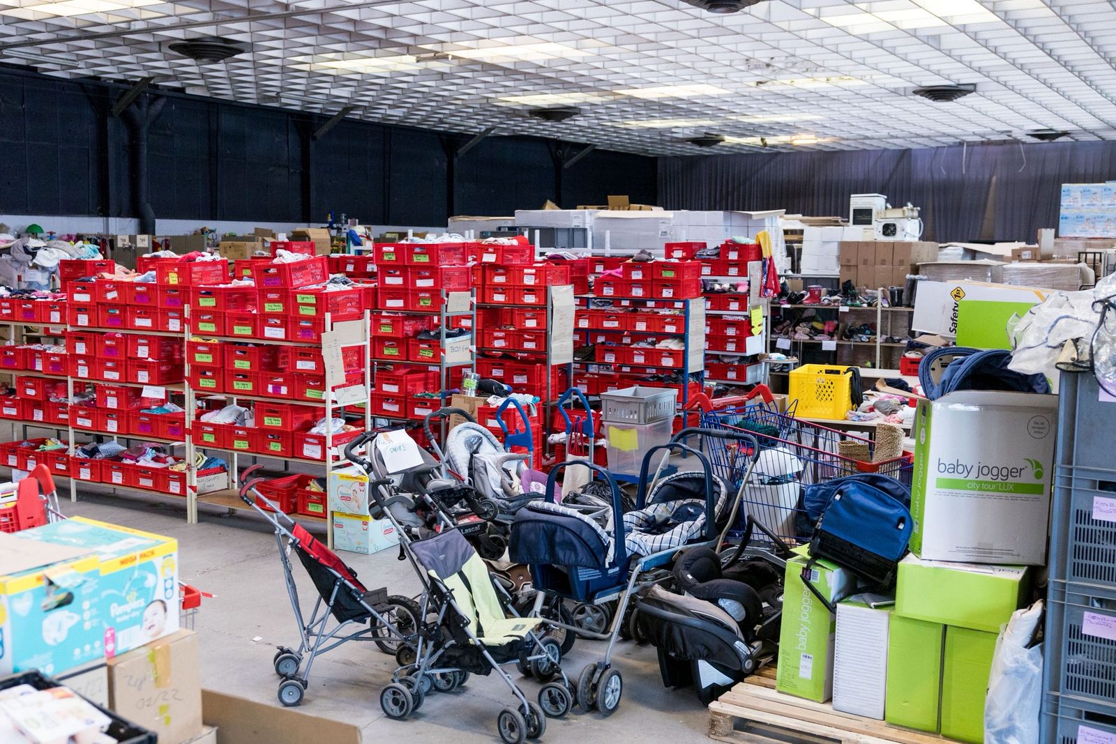 Entrepôt de stockage MaMaMa avec bacs de tri et poussettes