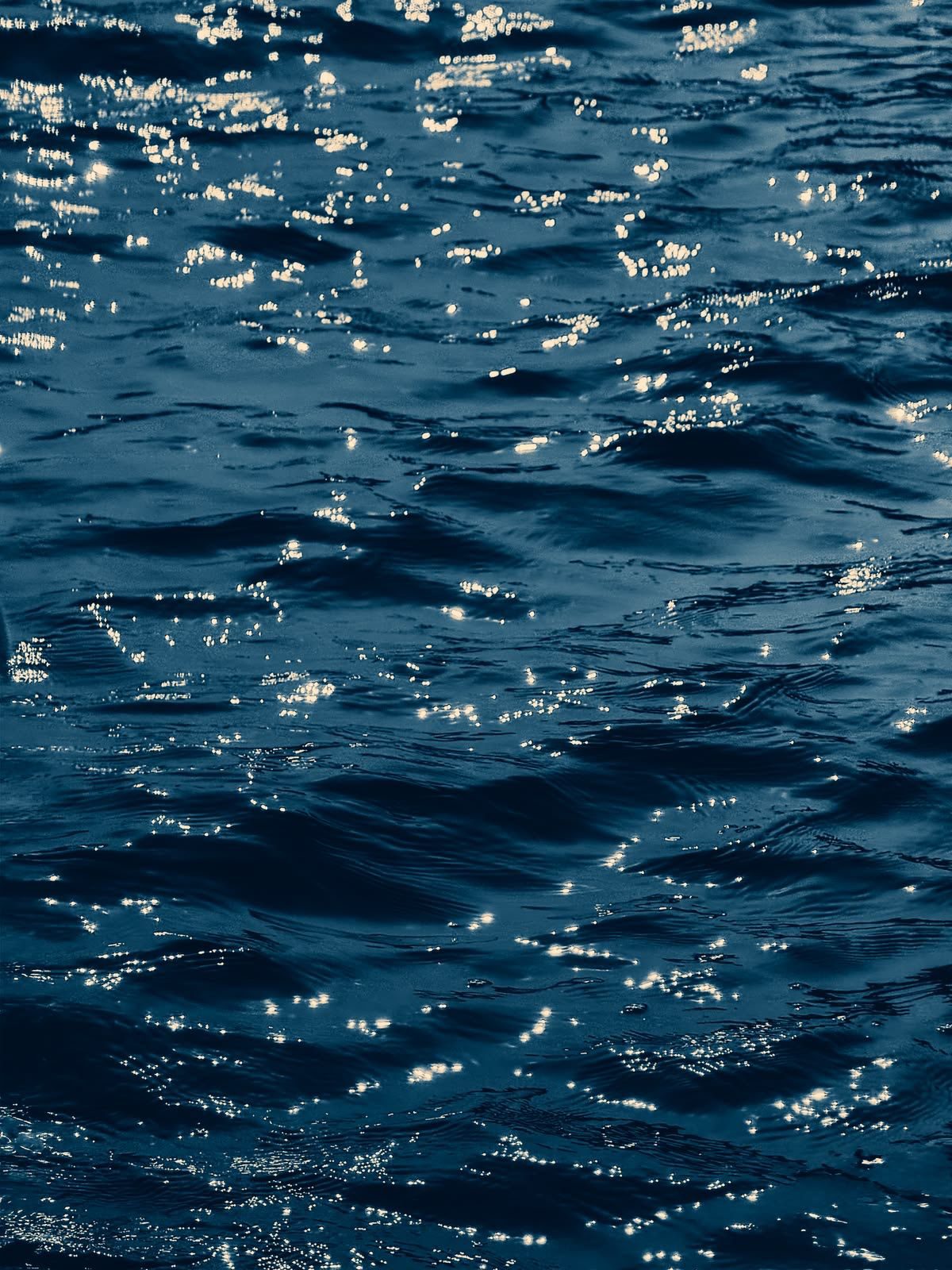 Vagues et lumière sur l'océan, en écho au tour du monde en bateau