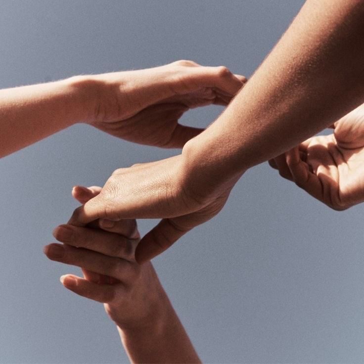 Des mains qui se rejoignent, symbole d'entraide et de confiance